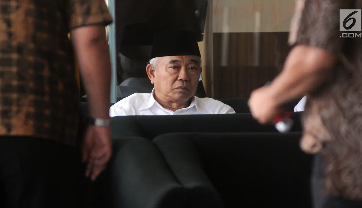 Tokoh PPP Jawa Timur Asep Saifuddin Chalim menunggu di ruang tunggu sebelum menjalani pemeriksaan di Gedung KPK, Jakarta, Senin (25/3). Kiai Asep diperiksa sebagai saksi untuk tersangka Romahurmuziy dalam kasus dugaan suap jual beli jabatan di lingkungan Kementerian Agama. (merdeka.com/Dwi Narwoko)
