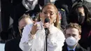 Jennifer Lopez bernyanyi saat pelantikan Presiden terpilih AS Joe Biden di Front Barat Capitol AS di Washington, DC (20/1/2021). Wanita yang akrab disapa JLo itu menyanyikan dua lagu sekaligus, "This Land is Your Line" dan "America the Beautiful".  (Patrick Semansky/Pool/AFP)