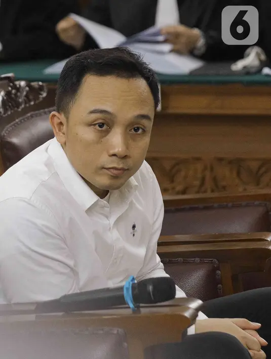Terdakwa Ricky Rizal saat menjalani sidang tuntutan kasus pembunuhan berencana terhadap Brigadir Nofriansyah Yosua Hutabarat atau Brigadir J di Pengadilan  Negeri Jakarta Selatan, Senin (16/1/2023). Bripka Ricky terbukti melanggar Pasal 340 KUHP. (Liputan6.com/Herman Zakharia)