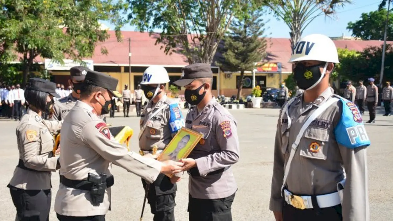 Upacara pemecatan anggota polda NTT, yang terlibat kasus asusila. (Foto Istimewah)