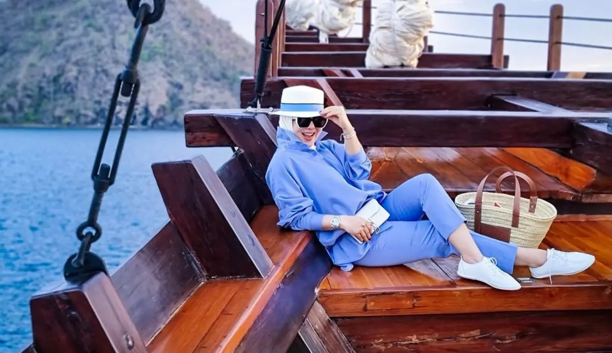 Selain mengunjungi Pulau Padar, Syahrini juga menikmati berkeliling Labuan Bajo menggunakan kapal yang mewah. Ia pun berpose manja dengan baju bernuansa biru muda. (Liputan6.com/IG/princessyahrini)