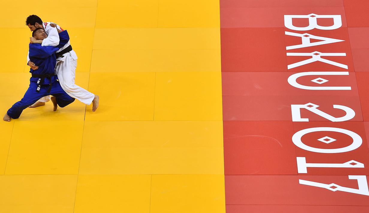  Duel Horas Manurung (biru) vs Oussama Hadjam pejudo Qatar di kelas 81 kg pada Islamic Solidarity Games 2017, Minggu (14/5/2017) di Baku Azerbaijan. (AFP/Glyn Kirk )