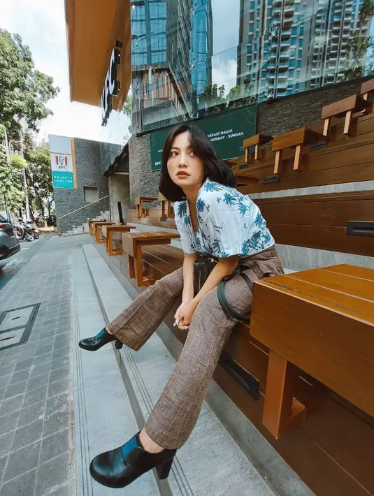 <p>Tropical top yang dipadu padankan dengan celana berwarna coklat.&nbsp;(instagram/hestipurwadinata)</p>