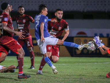 Persib mendominasi jalannya pertandingan. Tim Maung Bandung mengandalkan serangan dari lini sayap. Namun sayang duel kedua tim berakir dengan skor 0-0. (Bola.com/Bagaskara Lazuardi)