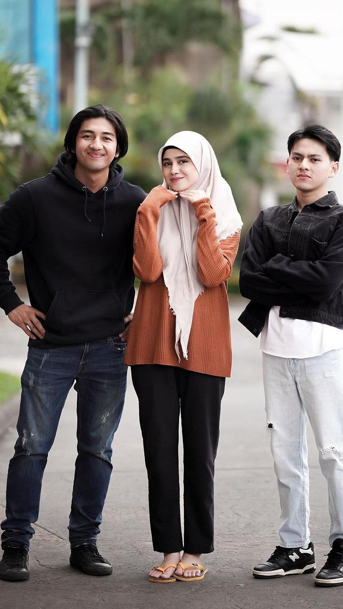 Momen akrab kekasih Rizky Nazar, Harris Vriza dan Rey Bong di balik layar. Kompak! Jangan lupa saksikan, sinteron Saleha setiap hari di SCTV jam 18.20 ya!