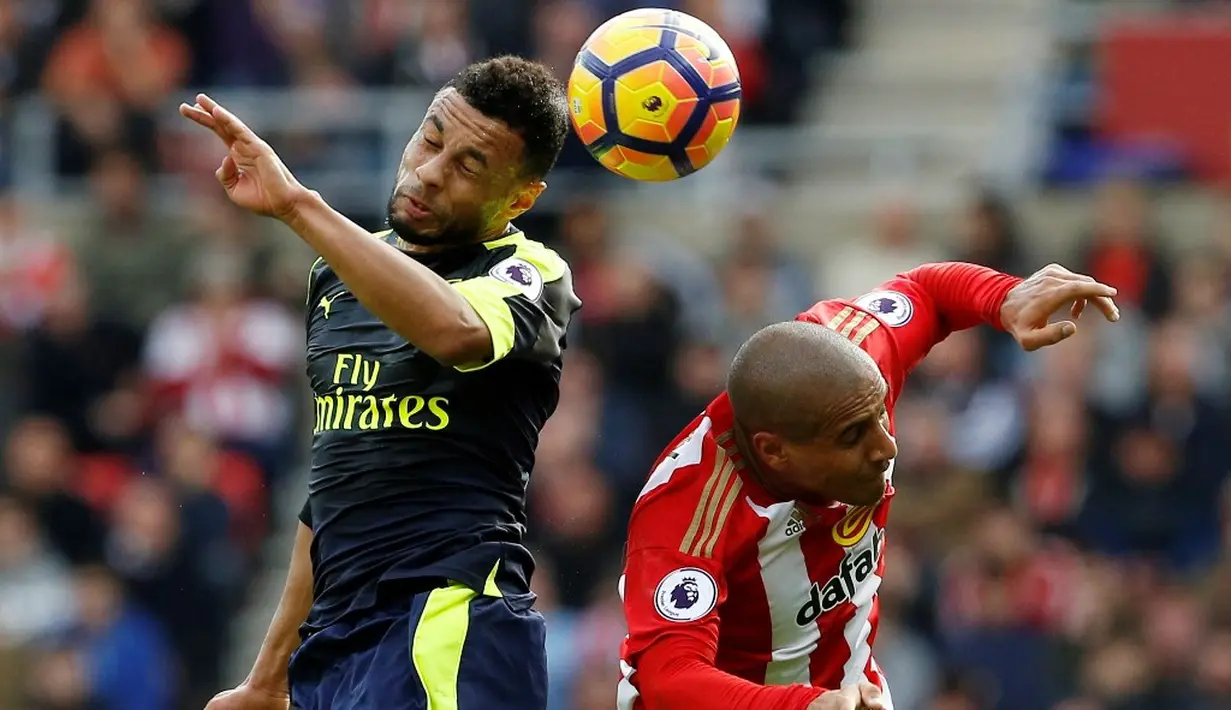 Pemain Arsenal, Francis Coquelin (kiri), berebut bola dengan pemain Sunderland, Wahbi Khazri, dalam laga Premier League di Stadium of Light, Sabtu (29/10/2016). (Action Images via Reuters/Craig Brough)