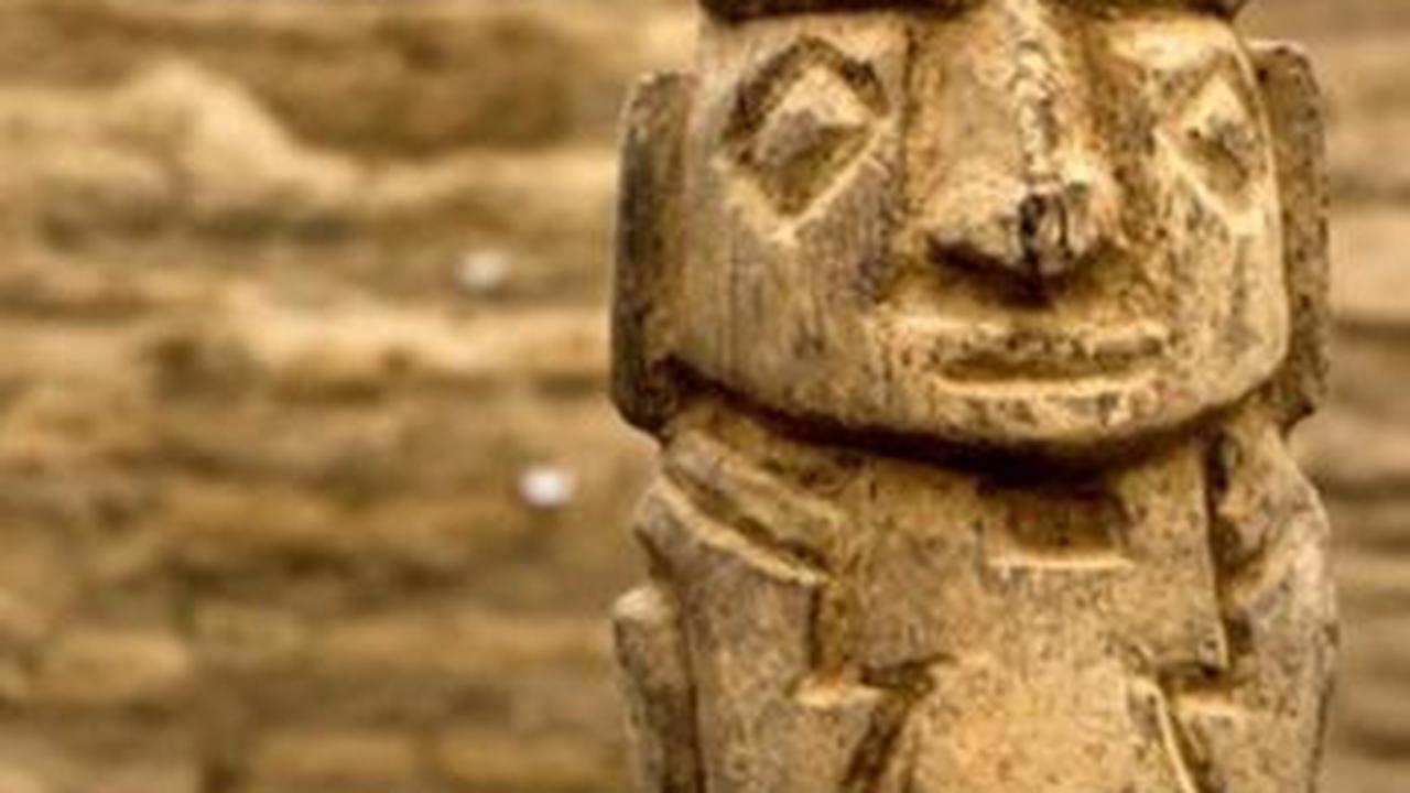 Selain itu, ikonografi yang diukir pada kedua tongkat itu memberikan petunjuk bahwa komunitas di Pachacamac memiliki kontak dengan kerajaan Tiwanaku, yang berlokasi di selatan Kekaisaran Wari, mencakup wilayah Peru, Bolivia, dan Chile.<br><br>Foto: Live S