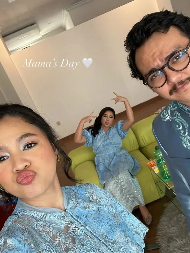 6 Potret Marshanda di Pernikahan Ibunda, Kompak dengan Adik-Adiknya