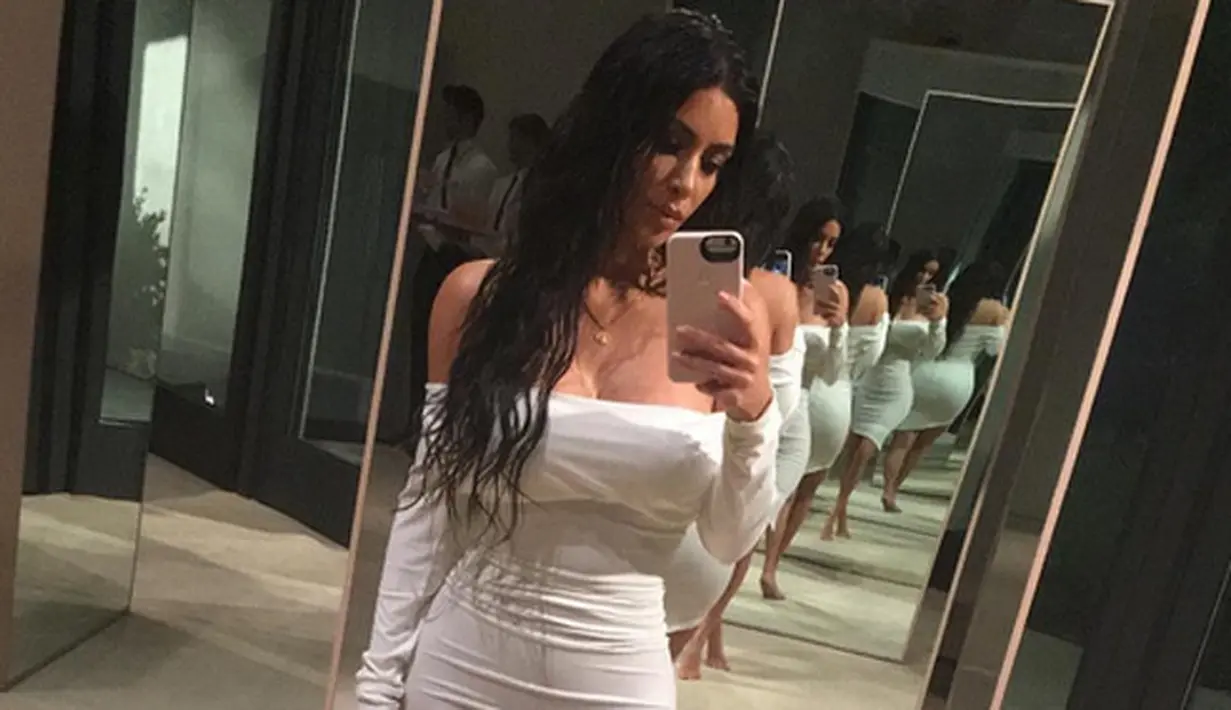 Bukan Kim Kardashian jika kehidupannya tidak diwarnai dengan kisah penuh drama. Kali ini Kim kembali datang dengan bantahan terhadap kabar yang menyebutnya telah menyimpan bubuk kokain di kediamannya. (Instagram/kimkardashian)