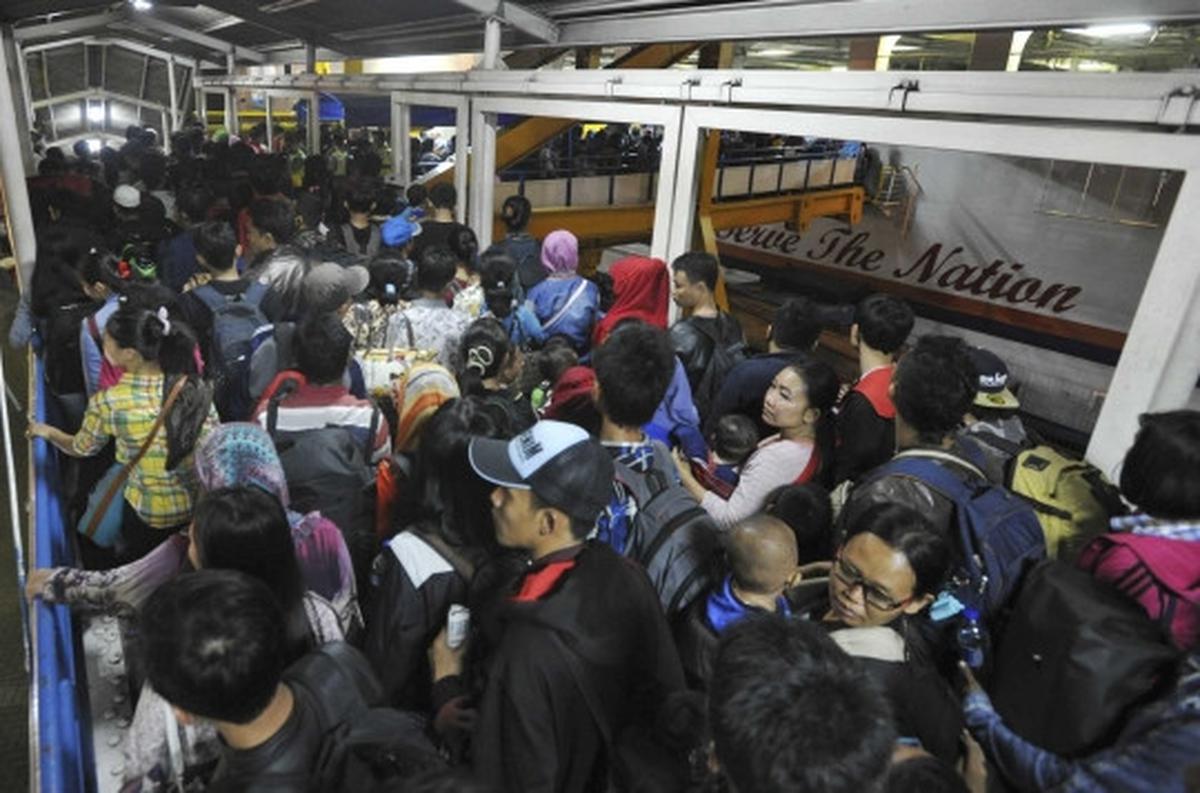 Ribuan pemudik padati Pelabuhan Merak