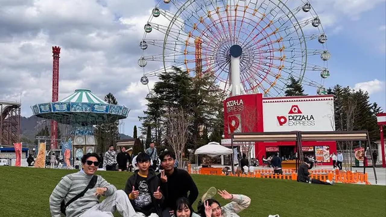7 Potret Hesti Bertemu Geng Palawija Saat Liburan di Jepang, Jajal Rumah Hantu
