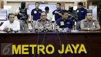 Kapolda Metrojaya Irjen Tito Karnavian (kedua kiri) saat konferensi pers terkait pelaku ledakan di Mall Alam Sutera, yang digelar di Polda Metro Jaya, Kamis (29/10). LWK yang merupakan staf IT ditetapkan sebagai tersangka. (Liputan6.com/Yoppy Renato)