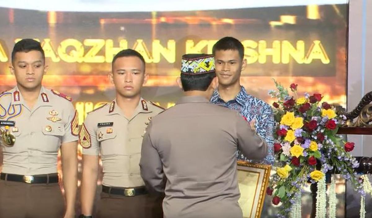 Di atas panggung saat menerima penghargaan, rupanya Satrio sempat mengobrol bersama Listyo Sigit.