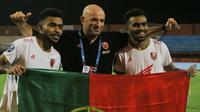 Pelatih PSM Makassar asal Portugal, Bernardo Tavares (tengah) bersama Yakob dan Yance Sayuri merayakan kemenangan atas Madura United sekaligus memastikan gelar juara BRI Liga 1 2022/2023 di Stadion Gelora Madura Ratu Pamelingan, Pamekasan, Jawa Timur, Jumat (31/3/2023) malam WIB. (Bola.com/Wahyu Pratama)