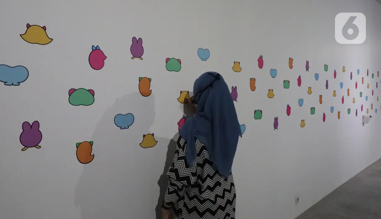 Pengunjung melihat karya yang dipajang dalam pameran Pulih di Pasar Seni, Ancol, Jakarta, Sabtu (14/11/20). Pameran PULIH ini merupakan pameran pertama dalam program revitalisasi Pasar Seni Ancol selama masa pandemi. (Liputan6.com/Herman Zakharia)