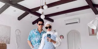 Tampil mesra dengan outfit couple bertema senada yaitu warna biru muda. (instagram/dindahw)