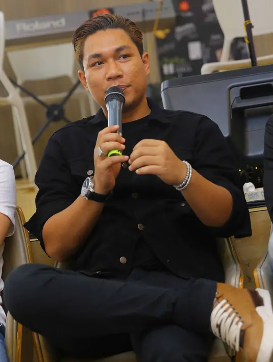 “Semakin banyak album, gradenya semakin bagus. Kalau kami kayak naik kelas aja, tidak semua band bisa melakukan itu. Tapi Alhamdulillah ini adalah kuasa Tuhan dan kerja dari orang banyak," imbuhnya. (Nurwahyunan/Bintang.com)