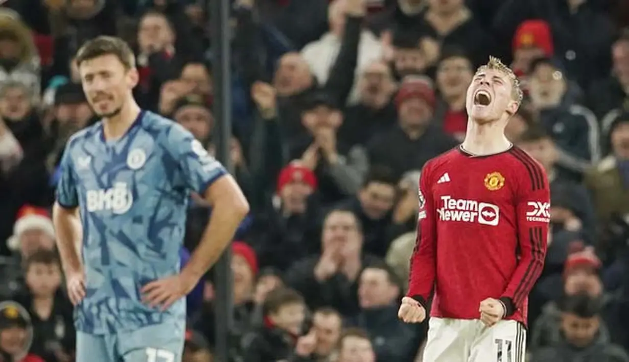 Pemain Manchester United, Rasmus Hojlund, melakukan selebrasi setelah mencetak gol ke gawang Aston Villa pada pekan ke-19 Premier League 2023/2024 di Stadion Old Trafford, Rabu (27/12/2023). (AP Photo/Dave Thompson)