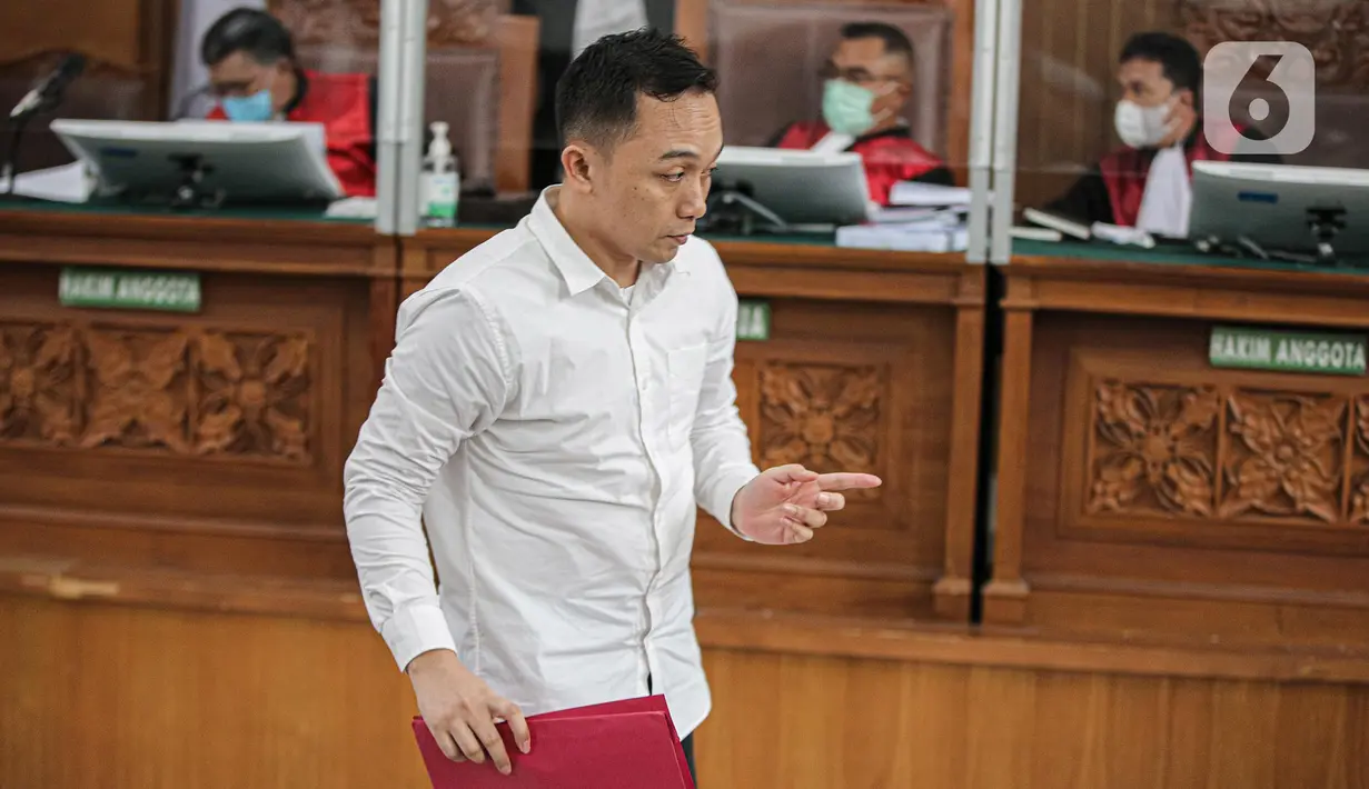 Ricky Rizal usai sidang lanjutan kasus pembunuhan berencana Brigadir Yosua di PN Jakarta Selatan, Jakarta, Selasa (24/1/2023). Berdasarkan pledoi yang dibacakannya, Ricky Rizal tidak pernah membayangkan sebelumnya bahwa Yosua atau Brigadir J akan ditembak dan dibunuh di lokasi yang disebutnya 'rumah Duren Tiga'. (Liputan6.com/Faizal Fanani)