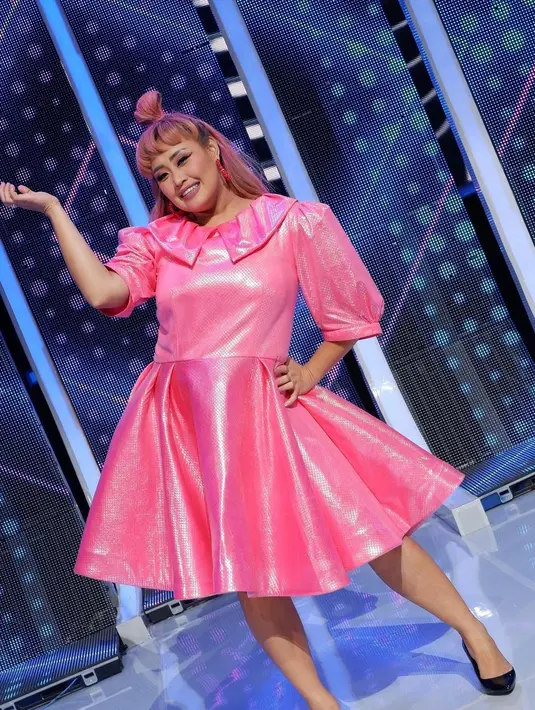 Kenakan dress A-line berwarna pink, Pinkan Mambo berpose centil dengan rambut yang senada [@pinkan_mambo]