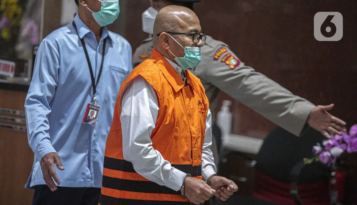 Tersangka usai menjalani pemeriksaan di Gedung KPK, Jakarta, Kamis (6/1/2022). Sebanyak 9 tersangka dihadirkan termasuk Wali Kota Bekasi, Rahmat Effendi usai Operasi Tangkap Tangan (OTT). (Liputan6.com/Faizal Fanani)