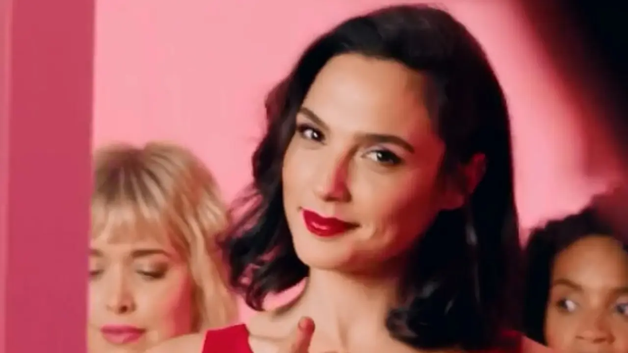 Gal Gadot Didaulat Menjadi Wajah Baru Produk Kosmetik