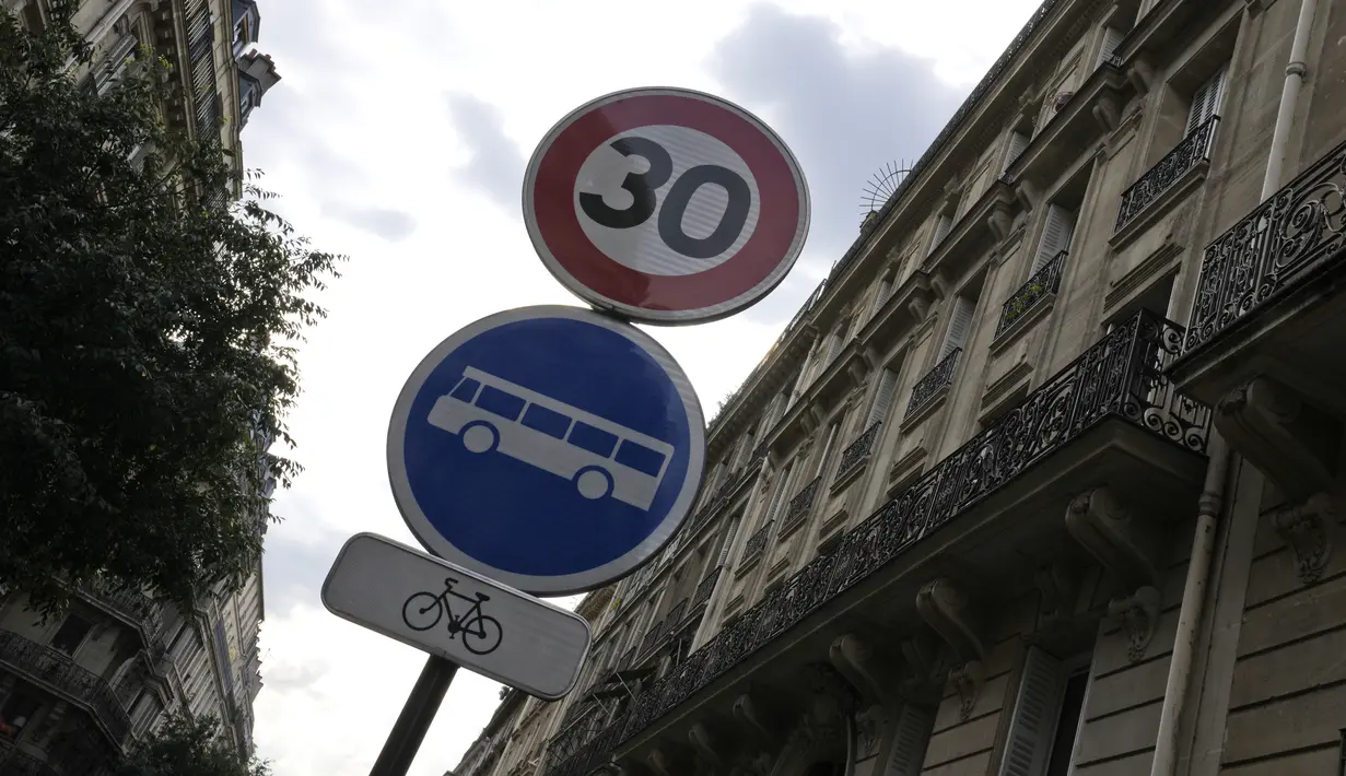 Sebuah tanda jalan batas kecepatan digambarkan di sebuah jalan di Paris, Senin (30/8/2021). Kota Paris telah mengeluarkan aturan yang membatasi kecepatan baru untuk pengemudi menjadi hanya 30 kilometer per jam untuk mengurangi kecelakaan dan membuat Paris lebih ramah pejalan kaki. (AP/Francois Mori)