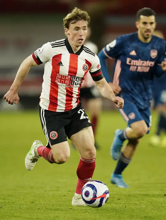 Gelandang Sheffield United, Ben Osborn membawa bola saat bertanding melawan Sheffield United pada pertandingan Liga Inggris di stadion Bramall Lane, Inggris, Senin (12/4/2021). Arsenal menang telak atas Sheffield United 3-0. (AP Photo/Tim Keeton, Pool)