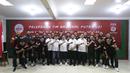 Ketua umum PBVSI, Imam Sudjarwo (tengah) berfoto bersama dengan pengurus PBVSI dan Timnas Voli Putra Indonesia U-21 saat acara pelepasan di Padepokan Voli Jenderal Polisi Kunarto, Sentul, Bogor, Senin (18/8/2025). Tim Merah Putih akan mengikuti Kejuaraan Dunia U-21 di China. (Bola.com/M Iqbal Ichsan)