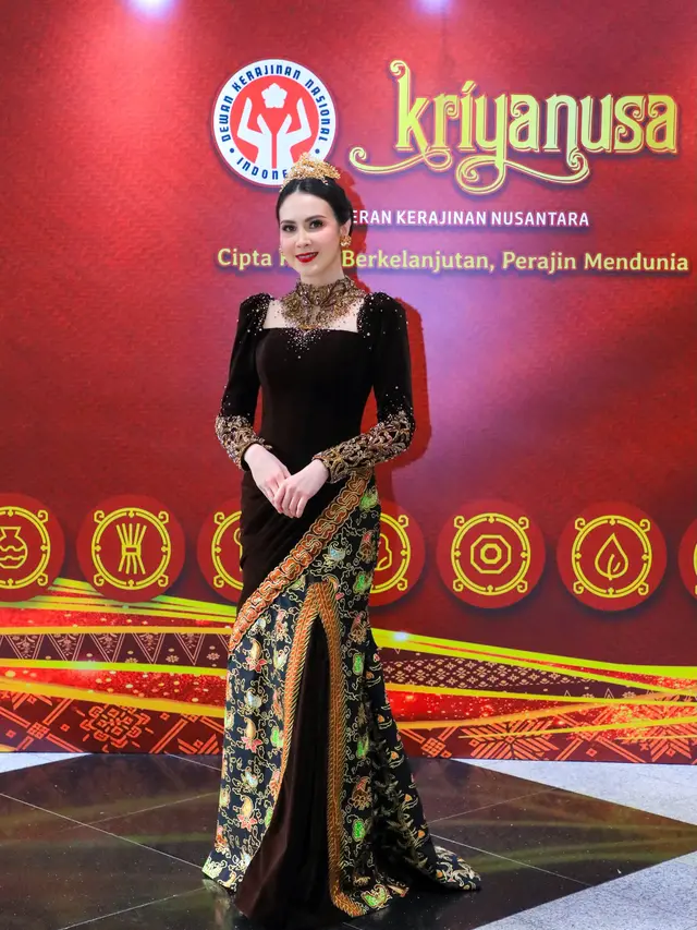 Arumi Bachsin di Hari Batik (instagram.com/arumibachsin_94)