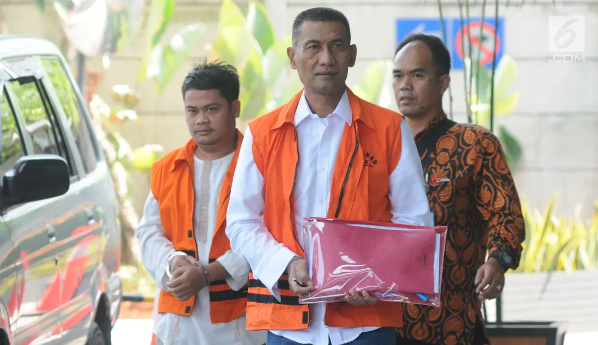 Bupati Kudus Muhammad Tamzil dan Umar Ritonga tangan kanan mantan Bupati Labuhanbatu, Pangonal Harahap berjalan akan menjalani pemeriksaan di Gedung KPK, Jakarta, Rabu (14/8/2019). (merdeka.com/dwi narwoko)