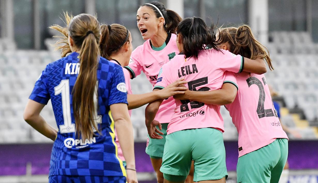 Para pemain Barcelona melakukan selebrasi usai mencetak gol ke gawang Chelsea pada laga final Liga Champions Wanita di Gothenburg, Swedia, Senin (17/5/2021). Barcelona menang dengan skor 4-0. (AP/Martin Meissner)