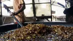 Pekerja menggoreng kulit sapi untuk dijadikan kerupuk di Kerupuk Kulit Bambang, Depok, Jawa Barat, Sabtu (28/8/2021). Pelaku usaha kerupuk kulit mengaku sejak Pemberlakuan Pembatasan Kegiatan Masyarakat (PPKM) produksi kerupuk kulit menurun hingga 60 persen. (Liputan6.com/Johan Tallo)