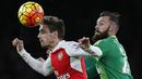 Pemain Arsenal, Nacho Monreal (kiri) berebut bola dengan pemain Sunderland, Steven Fletcher pada lanjutan Liga  Premier Inggris di Stadion Emirates, London, Sabtu (5/12/2015). (AFP Photo/Ian Kington) 