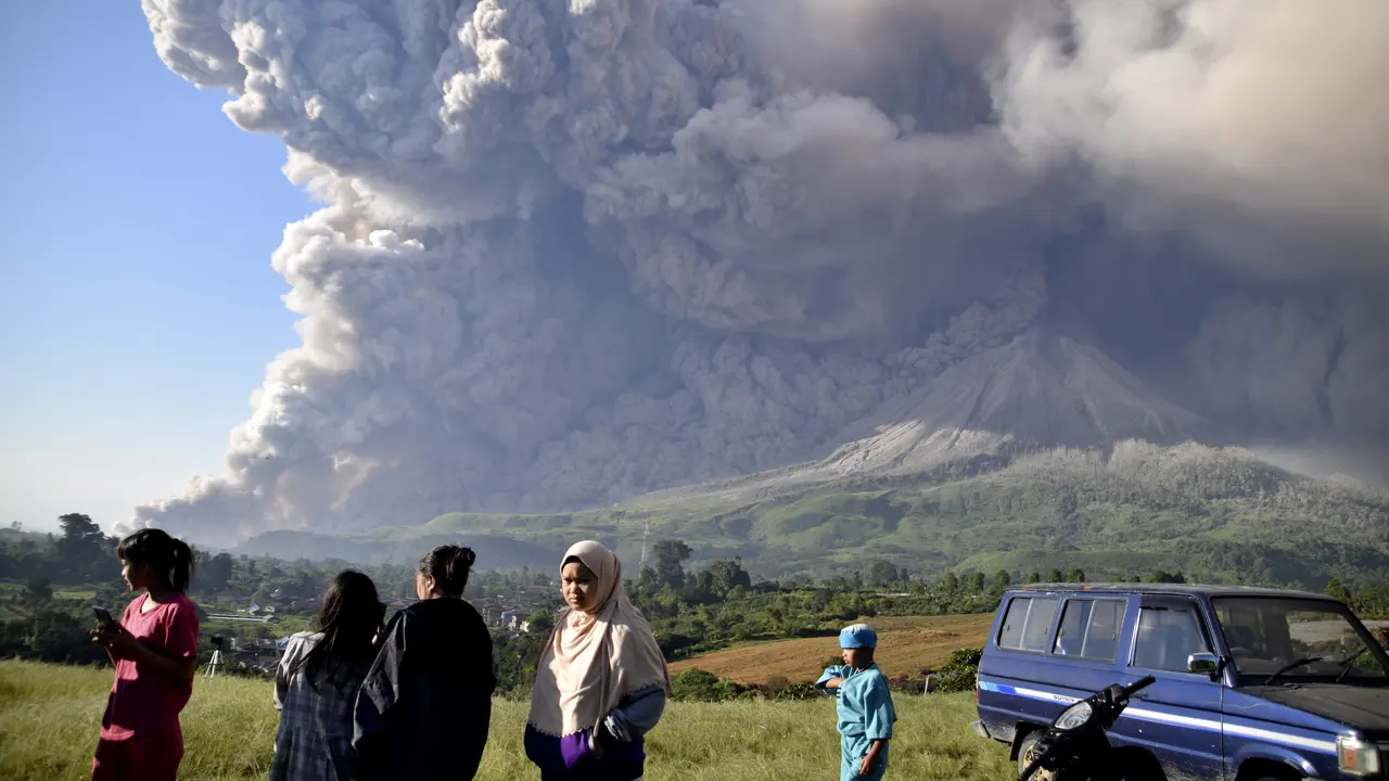 Erupsi Gunung Sinabung Jadi Tontonan Warga