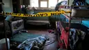 Garis polisi terpasang di sebuah ruangan kosong setelah kebakaran melanda Panti Asuhan Church of Bible Understanding, pinggiran Port-au-Prince di ibu kota Haiti, Jumat (14/2/2020). Api berasal dari lilin yang dinyalakan salah satu anak di kamarnya saat padamnya aliran listrik. (AP/Dieu Nalio Chery)