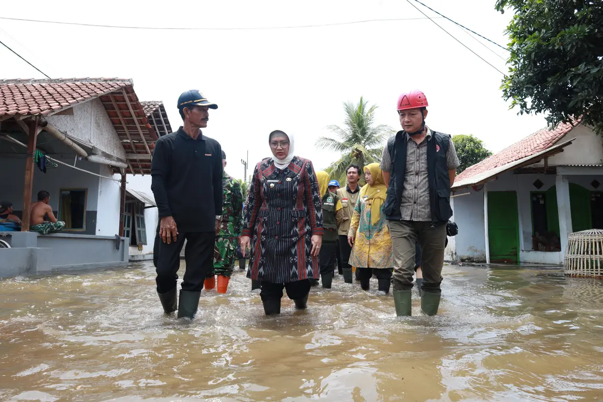 Pj. Bupati Lumajang, Indah Wahyuni terjun langsung meninjau lokasi banjir