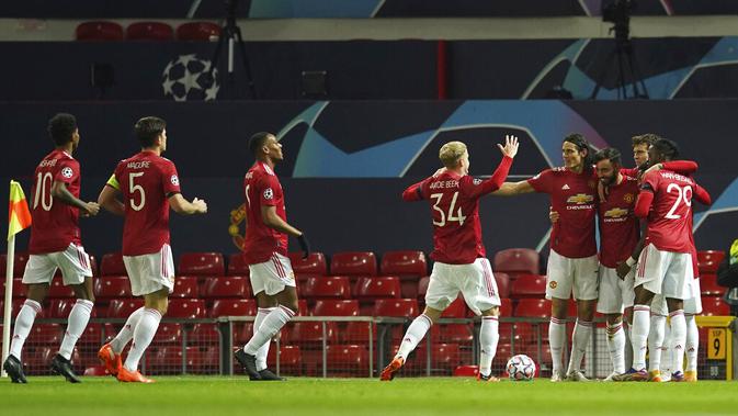 Pemain Manchester United Bruno Fernandes merayakan dengan rekan setimnya usai mencetak gol ke gawang Istanbul Basaksehir pada pertandingan Grup H Liga Champions di Old Trafford, Manchester, Inggris, Selasa (24/11/2020). MU puncaki Grup H usai mengalahkan Istanbul Basaksehir. (AP Photo/Dave Thompson)