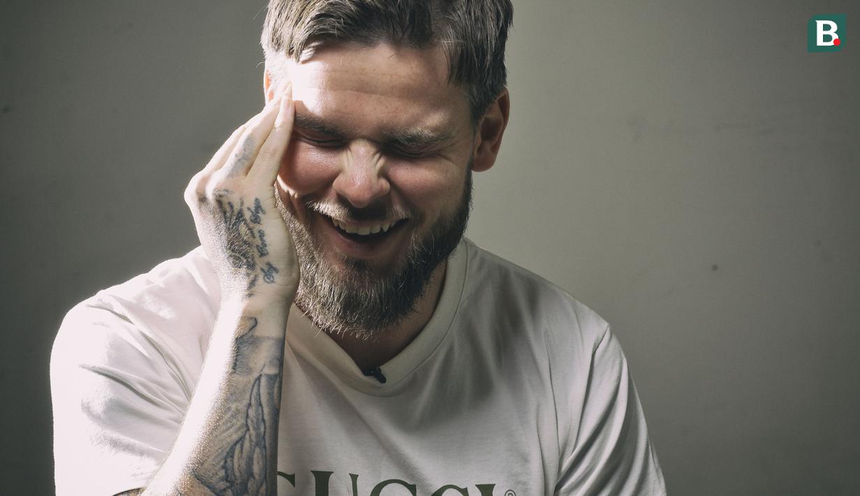 Ekspresi Danny Guthrie pesepakbola asal Inggris eks Liverpool dan Newcastle United saat wawancara bersama Bola.com, Sabtu (24/2/2018). Kini, Danny Guthrie bermain untuk Mitra Kukar. (Bola.com/Peksi Cahyo)