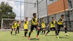 Para pemain Serpong City melakukan pemanasan jelang laga Liga Bola Indonesia melawan ASIOP Apacinti. (Bola.com/Vitalis Yogi Trisna)