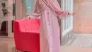 Bagi kamu yang suka tampil simple, boleh coba OOTD ria ricis satu ini. Padukan baju gamis dengan pashmina warna selaras. (Instagram/riaricis1975).