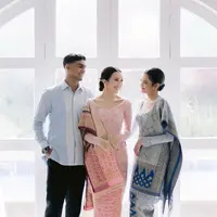 Lihat di sini tampilan Cut Keysha berkebaya di acara pertunangan sang kakak, Beby Tsabina. [@cckey.s]