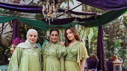 Pada momen hari besar seperti Idul Fitri dan Idul Adha, Tasyi Athasyia tampak hadir dalam acara kumpul keluarga tersebut. Namun, beberapa foto yang diunggah, tampak dirinya tak ikut berfoto. Tasya memamerkan foto bertiga dengan kakak dan ibunya. Tiga wanita ini tampil menawan dengan dress hijaunya. (Liputan6.com/IG/@tasyafarasya)