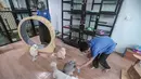 Karyawan bermain dengan kucing peliharaan yang menginap di sebuah hotel khusus hewan di Jakarta Pusat, Kamis (19/3/2026). Libur Lebaran 2026 tiba, sejumlah lokasi layanan penitipan hewan atau pet hotel mengalami lonjakan. (merdeka.com/Arie Basuki)
