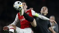 Pemain Vitoria de Guimaraes, Davidson berebut bola dengan bek Arsenal, Hector Bellerin pada pertandingan lanjutan Grup F Liga Europa di Stadion Emirates, London (24/10/2019). Arsenal menang tipis atas Vitoria dengan skor 3-2. (AP Photo/Alastair Grant)