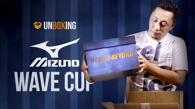 Simak unboxing sepatu bola edisi spesial Mizuno Wave Cup Rivaldo yang dikirim langsung dari Jepang.