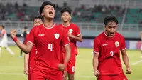 Selebrasi pemain Timnas Indonesia U-19, Kadek Arel (kiri) setelah mencetak gol ketiga timnya ke gawang Filipina U-19 pada laga Grup A Piala AFF U-19 2024 di Stadion Gelora Bung Tomo, Surabaya, Rabu (17/7/2024). (Dok. PSSI)