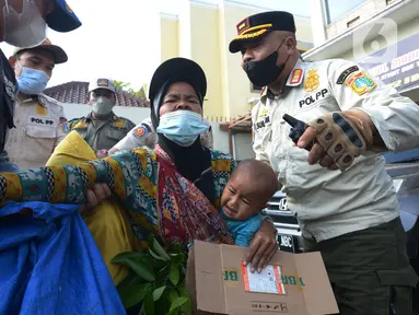 Petugas gabungan Satpol PP membawa warga yang terjaring razia Penyandang Masalah Kesejahteraan Sosial (PMKS) di kawasan Jakarta Timur, Rabu (13/4/2022).  Razia tersebut digencarkan selama bulan Ramadhan agar Jakarta menjadi kota tertib, teratur dan nyaman. (merdeka.com/Imam Buhori)