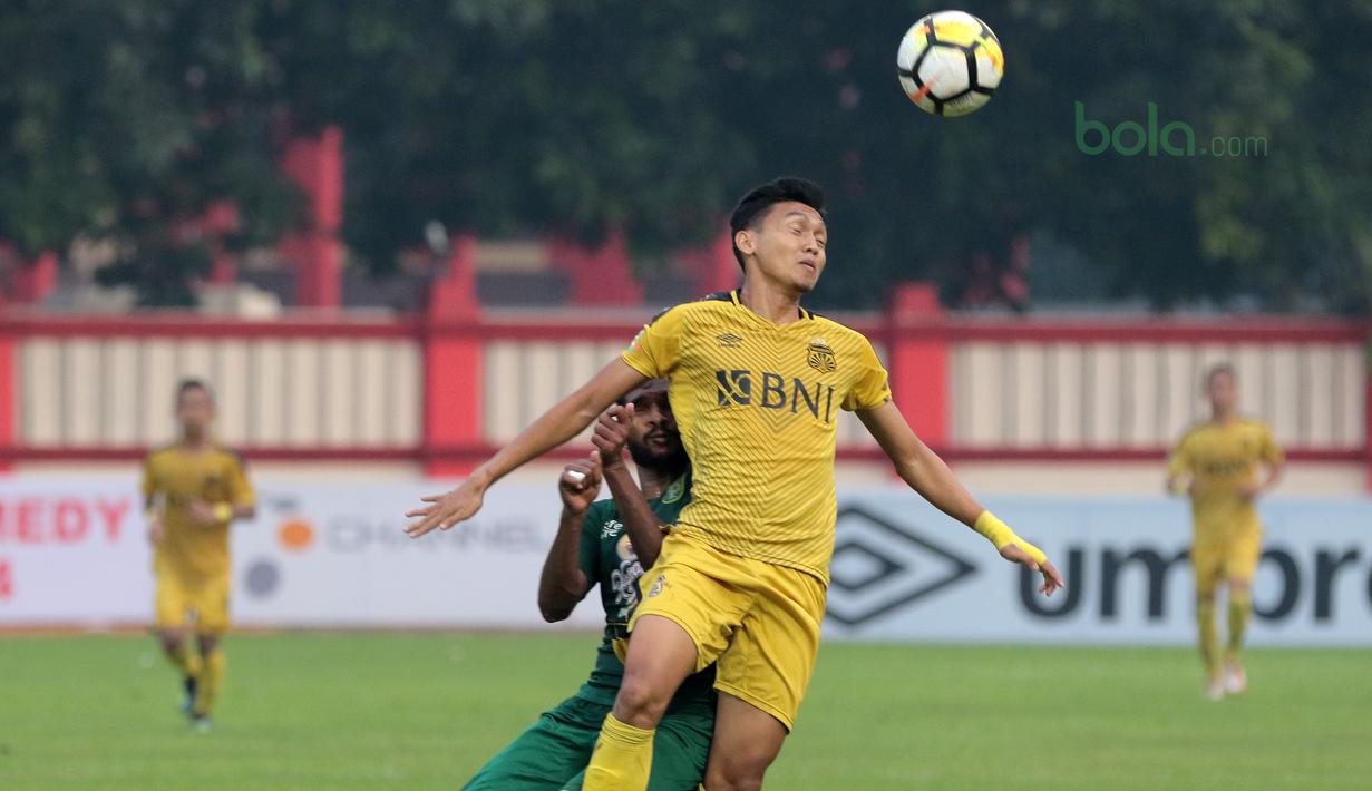 Fandri Imbiri (kiri) dan pemain Bhayangkara FC, Dendi Sulistyawan pada laga Gojek Liga 1 bersama Bukalapak di Stadion PTIK, Jakarta, Rabu (11/7/2018). Bhayangkara FC bermain imbang 3-3. (Bola.com/Nick Hanoatubun)