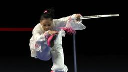 Lindswell Kwok saat beraksi di nomor taijijian. (Bola.com/Arief Bagus)